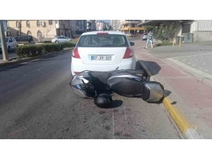 VİRAJI ALAMAYAN MOTOSİKLET PARK HALİNDEKİ OTOMOBİLE ÇARPTI: 1 YARALI