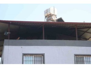 BAHÇEDE ÇIKAN YANGIN EVE SIÇRAMADAN SÖNDÜRÜLDÜ