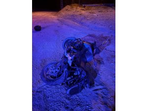 KORKUTELİ’NDE MOTOSİKLET ŞARAMPOLE UÇTU: 1 ÖLÜ, 1 YARALI