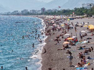 TATİLİN SON GÜNLERİNDE ANTALYA SAHİLLERİ DOLDU
