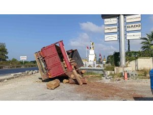 LASTİĞİ PATLAYAN TOMRUK YÜKLÜ KAMYON DEVRİLDİ, SÜRÜCÜ KAZAYI BURNU BİLE KANAMADAN ATLATTI