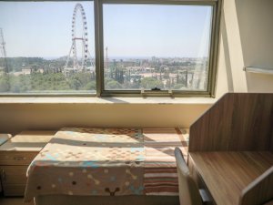 OTEL KONFORUNDA DENİZ MANZARALI YURT