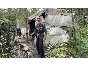 YILLARDIR YALNIZ BAŞINA YAŞAMINI ÇADIRDA SÜRDÜREN YAŞLI ADAM YENİ YUVASI OLAN KONTEYNERİNE KAVUŞTU