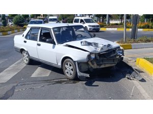 MANAVGAT’TA TOFAŞ OTOMOBİLLE ÇARPIŞAN MOTOSİKLETLİ AĞIR YARALANDI