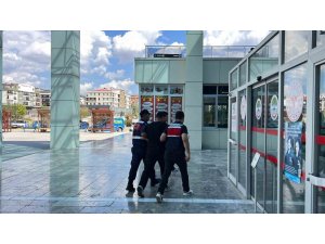 DURDURAMADIĞI ARACIN ARKASINDAN ATEŞ EDİP SÜRÜCÜYÜ VURDU