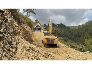 TONLARCA AĞIRLIKTA OLAN EVİNİ EŞYALARIYLA BİRLİKTE RAYLARIN ÜZERİNDEN İŞ MAKİNESİ YARDIMIYLA YÜRÜTÜP TAPULU ARAZİNE ÇEKTİ