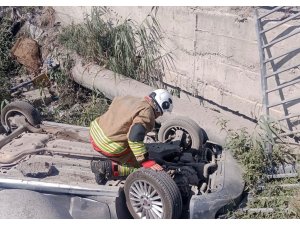 ANTAKYA’DA MENFEZE DEVRİLEN OTOMOBİLİN SÜRÜCÜSÜ YARALANDI