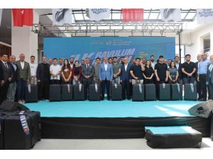 DEPREMZEDE ÖĞRENCİLERİN ÜNİVERSİTE YOLUNDAKİ İLK BİLETLERİNİ VE BAVULLARINI HATAY BÜYÜKŞEHİR BELEDİYESİ HEDİYE ETTİ