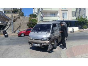 MANAVGAT’TA KAMYONETLE ÇARPIŞAN MOTOSİKLETİN SÜRÜCÜSÜ YARALANDI