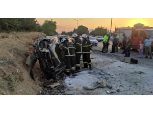 BURDUR’DA OTOMOBİL, OTOBÜS DURAĞINA ÇARPTI: 2 YARALI