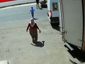 İŞ MAKİNESİNİN KARDEŞLERE ÇARPTIĞI KAZA ANI GÜVENLİK KAMERASINDA