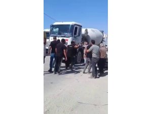 YOL VERME TARTIŞMASINDA SİNİRLENEN VATANDAŞ, KENDİNİ RİNGDE HİSSEDERCESİNE KAMYONU YUMRUKLADI