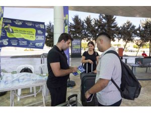 MERSİN’DE ÜNİVERSİTELİ GENÇLER ŞEHRİN GİRİŞİNDE KARŞILANIYOR
