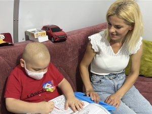 KENDİ TEDAVİSİNİ BIRAKIP OĞLUNUN KANSERLE MÜCADELESİNE ORTAK OLDU