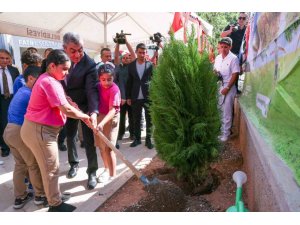 VALİ TOROS, ÖĞRENCİLERLE BİRLİKTE FİDAN DİKTİ