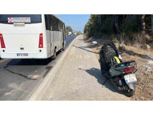 ALANYA’DA MİDİBÜSLE ÇARPIŞAN MOTOSİKLETLİ YARALANDI
