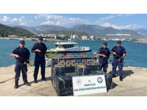 DENİZDEKİ KUTULARDAN 28 BİN 500 PAKET TÜTÜN ÇUBUĞU ÇIKTI