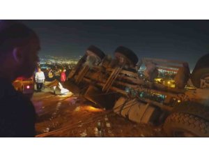 FRENİ PATLAYAN KAMYON DEVRİLDİ, SÜRÜCÜ KAYIPLARA KARIŞTI