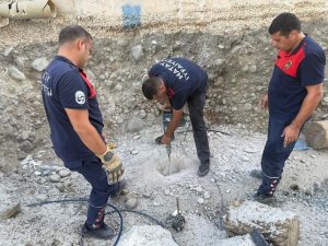 BETON ZEMİN MAHSUR KALAN YAVRU KEDİ İÇİN KIRILDI