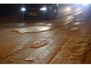 SEYİR HALİNDEYKEN YOLA BETON DÖKEN MİKSER, VATANDAŞLARI ÇİLEDEN ÇIKARTTI
