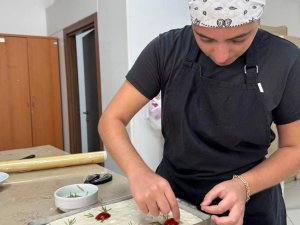 LÖSEMİYİ YENDİ, AŞÇILIK HAYALİNE KOŞUYOR