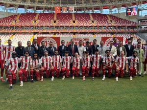 ANTALYASPOR, OYUNCULARINI TANITTI