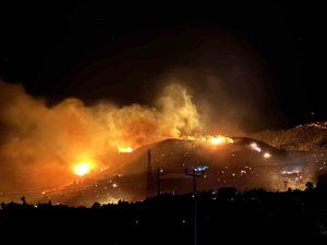 ALANYA’DA ORMAN YANGINI SÜRÜYOR: RÜZGAR MÜDAHALEYİ ZORLAŞTIRIYOR