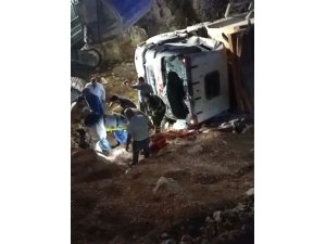 SÜRÜCÜSÜNÜN KONTROLÜNÜ KAYBETTİĞİ KAMYON UÇURUMDAN YUVARLANDI