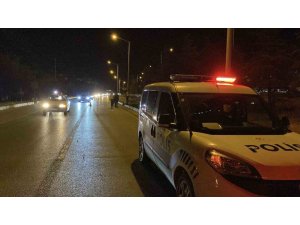 YAYA GEÇİDİNDEN KARŞIYA GEÇERKEN OTOMOBİLİN ÇARPTIĞI KADIN AĞIR YARALANDI