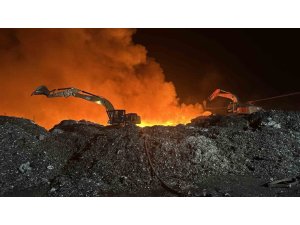 ADANA’DA GERİ DÖNÜŞÜM FABRİKASINDAKİ YANGIN KONTROL ALTINA ALINDI