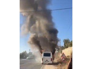 SÜRÜCÜ YOLCULARI TAHLİYE ETTİ, MİNİBÜS ALEV ALEV YANDI