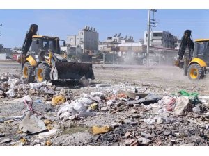 AKDENİZ BELEDİYESİ 4 MAHALLEDEN 20 KAMYON ATIK TOPLADI