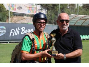 DÜNYA ÜÇÜNCÜLÜĞÜ KUPASI İLE ALANYASPOR TESİSLERİNE PARAŞÜTLE İNDİ, KUPA’YI BAŞKAN ÇAVUŞOĞLU’NA TAKDİM ETTİ