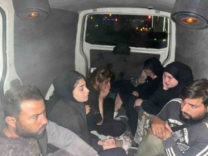 POLİSTEN KAÇARAK 2 ARACA ÇARPAN MİNİBÜSTEN 11 KAÇAK GÖÇMEN ÇIKTI