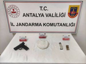 GAZİPAŞA’DA DURDURULAN 2 ARAÇTAN UYUŞTURUCU MADDE VE TABANCA ELE GEÇİRİLDİ
