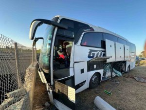 MERSİN’DE YOLCU OTOBÜSÜ REFÜJE GİRDİ: 13 YARALI