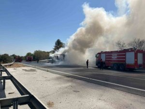 EV EŞYASI YÜKLÜ TIR YANDI, OTOYOLDA KUYRUK OLUŞTU
