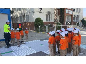 TRAFİK POLİSLERİNDEN 152 İLKOKUL ÖĞRENCİSİNE TRAFİK EĞİTİMİ VERİLDİ