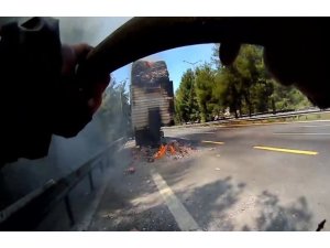 MERSİN’DE KARTON YÜKLÜ TIRDA YANGIN