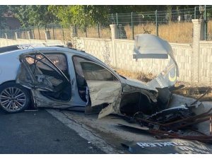 OTOMOBİL İLE TANKER ÇARPIŞTI: 2 YARALI