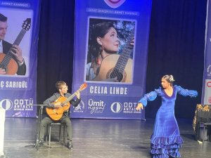GİTARIN BÜYÜSÜ MURATPAŞA'DA