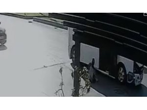 KAPISI AÇIK HAREKET EDEN MİNİBÜSTEN ÖĞRENCİ DÜŞTÜ