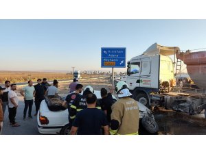 TIRLA ÇARPIŞAN OTOMOBİLDEKİ 2 KİŞİ YARALANDI