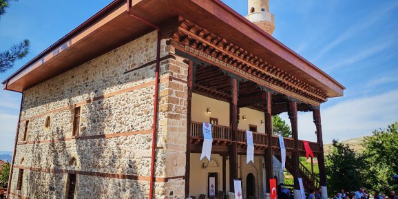 RESTORE EDİLEN TARİHİ CAMİ İBADETE AÇILDI