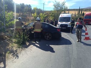 YOL KENARINA DEVRİLEN OTOMOBİLİN SÜRÜCÜSÜ YARALANDI