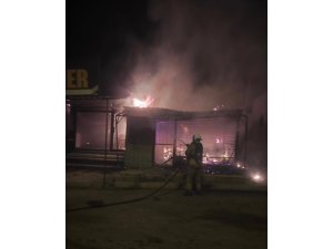 ANTAKYA’DA ALEVLERE TESLİM OLAN İŞ YERİ KULLANILMAZ HALE GELDİ