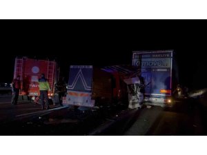 TARIM İŞÇİLERİNİ TAŞIYAN MİNİBÜS TIRA ARKADAN ÇARPTI: 3 ÖLÜ, 16 YARALI