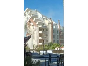 İŞ MAKİNESİNİN DARBESİYLE 9 KATLI BİNA YERLE BİR OLDU