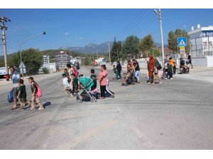 VELİLER ÜST GEÇİT İÇİN TOPLANIP ÇAĞRI YAPTI