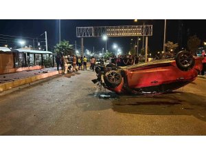 OTOMOBİL, KALDIRIMDA YÜRÜYEN YAYALARA ÇARPTI: 3 ÖLÜ, 3 YARALI